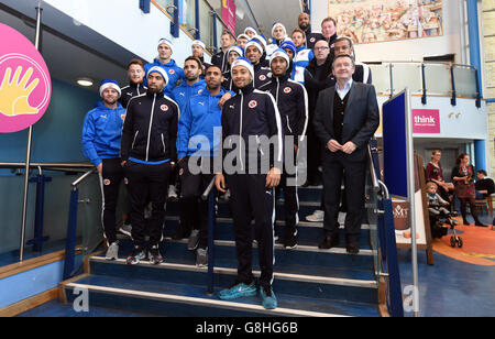 Lesende Spieler und Trainerstab posieren für ein Foto als Sie kommen zu einem Besuch bei kranken Kindern an Royal Berkshire Hospital in Reading Stockfoto