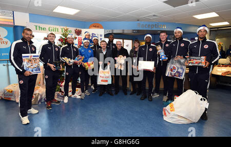 Fußball - Lesung FC Besuch im Krankenhaus - Royal Berkshire Hospital Stockfoto