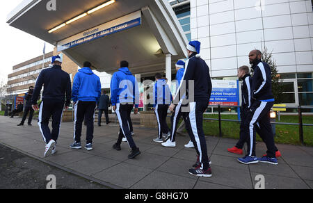 Leseplayer kommen für einen Besuch bei kranken Kindern an Das Royal Berkshire Hospital in Reading Stockfoto