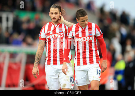 Stoke City / Manchester United - Barclays Premier League - Britannia Stadium. Marko Arnautovic (links) von Stoke City feiert den Sieg nach dem Spiel Stockfoto