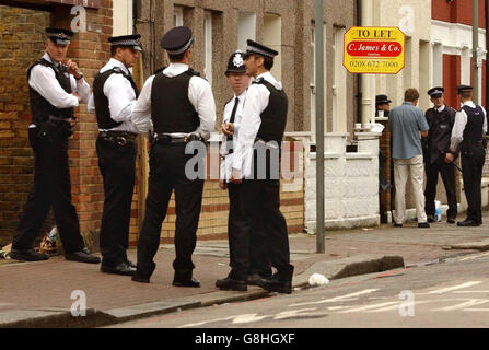 Die Szene auf Garrett Terrace, Tooting, nachdem die Polizei neun Personen nach zwei Razzien heute Morgen verhaftet hatte. Dutzende Polizisten standen Wache entlang der Garratt Terrace, gegenüber der Tooting Broadway U-Bahnstation. Stockfoto