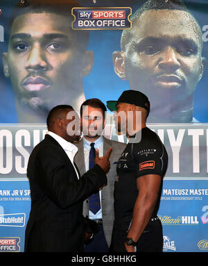 Boxer Dillian Whyte wackelte mit dem Finger, als er während einer Pressekonferenz im Four Seasons Hotel, London, Kopf an Kopf mit Anthony Joshua (rechts) geht. DRÜCKEN SIE VERBANDSFOTO. Bilddatum: Donnerstag, 10. Dezember 2015. Siehe PA Story BOXING London. Das Foto sollte lauten: Nick Potts/PA Wire Stockfoto