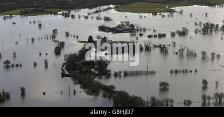 Überflutete Felder und Straßen in der Nähe von Athlone, Co Westmeath Da die Gewässer entlang des Flusses Shannon voraussichtlich die schweren Hochwasserpegel überschreiten werden, werden bis zu 80 mm Regen vorhergesagt, die bereits verwüsteten Landkreise dieses Wochenende treffen werden. Stockfoto