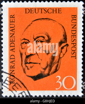 Deutschland - ca. 1968: Eine Briefmarke gedruckt in der Bundesrepublik Deutschland zeigen Bundeskanzler Konrad Adenauer, ca. 1968 Stockfoto