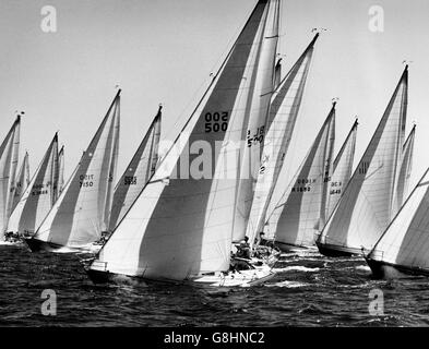 AJAX-NEWS-FOTOS. 1974. TORBAY, ENGLAND. -1 TONNE CUP FLOTTE 1974 - START DES ERSTEN RENNENS IN DER WM-SERIE EINE TONNE.  FOTO: JONATHAN EASTLAND/AJAX REF: FLEET 74 Stockfoto