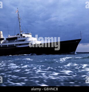 AJAX-NEWS-FOTOS. 1977. SOLENT, ENGLAND. -KÖNIGLICHE YACHT - DIE ROYAL YACHT BRITANNIA RICHTUNG WESTEN ÜBER DEN SOLENT NACH COWES.   FOTO: JONATHAN EASTLAND/AJAX REF: 703990 Stockfoto