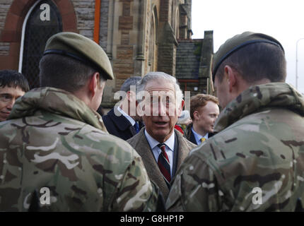 Der Prinz von Wales trifft sich mit Mitgliedern der Streitkräfte, während er Bewohner und Unternehmen auf der Bridge Street in Appleby-in-Westmorland, Cumbria, besucht, wo Schäden während der Überschwemmungen Anfang des Monats aufgetreten sind. Stockfoto