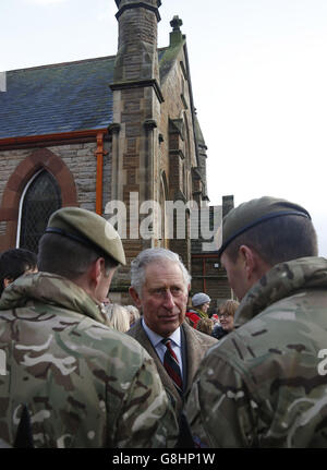 Der Prinz von Wales trifft sich mit Mitgliedern der Streitkräfte, während er Bewohner und Unternehmen auf der Bridge Street in Appleby-in-Westmorland, Cumbria, besucht, wo Schäden während der Überschwemmungen Anfang des Monats aufgetreten sind. Stockfoto