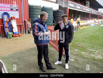 Brentford / Huddersfield Town - Sky Bet Championship - Griffin Park. Vor dem Spiel sprach Brentford-Manager Dean Smith mit Jamie Pamerson (rechts) von Huddersfield Town Stockfoto