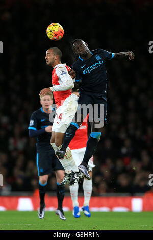 Arsenal gegen Manchester City - Barclays Premier League - Emirates Stadium. Theo Walcott von Arsenal und Bacary Sagna von Manchester City kämpfen um den Ball in der Luft Stockfoto