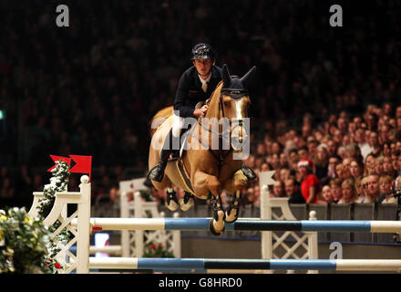 Irlands Bertram Allen Riding Quiet Easy nimmt am siebten Tag der Olympia London International Horse Show im Olympia Exhibition Centre, London, am Olympia Grand Prix Teil. Stockfoto