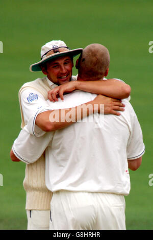 Die Engländer Andrew Fintoff und Steve Harmisson feiern das Dickicht der Justin langer aus Australien Stockfoto