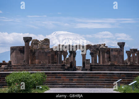 Ruinen von Zvartnots Kathedrale (7. Jahrhundert) in Armenien mit Mount Ararat im Hintergrund Stockfoto