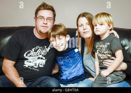 Nathan Crawford, 9, zweiter links, mit seinem jüngeren Bruder Ned Alison, Mutter Donna Hunt und Stiefvater Jonathan Alison in ihrem Haus in Bude, Cornwall. Der neunjährige mit einem Hirntumor ist der erste in Großbritannien, der Hodengewebe eingefroren hat, in der Hoffnung, dass er später im Leben Kinder bekommen kann. Stockfoto