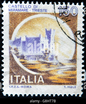 Italien - CIRCA 1980: Eine Briefmarke gedruckt in Italien, zeigt das Schloss Miramare, Triest, italienische Serie Burgen, ca. 1980 Stockfoto