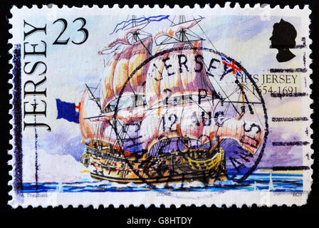 JERSEY - ca. 2004: Eine Briefmarke gedruckt in Jersey zeigt eine Segelschiff mit der Flagge des Vereinigten Königreichs, ca. 2004 Stockfoto