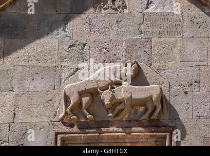 Schnitzen mit Löwe angreift ein Ochse, als Symbol für die Macht des Fürsten an der Südfassade der Katoghike Kapelle in Geghard-Kloster Stockfoto