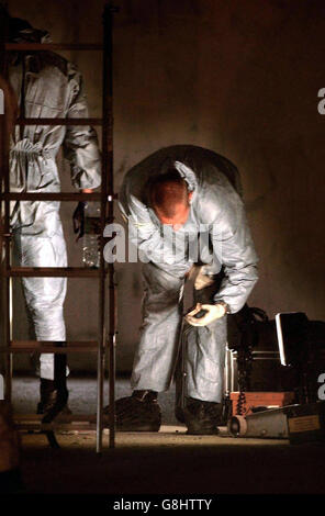 Kriminalpolizeiliche Teams untersuchen den Inhalt einer Tiefgarage, die unter der Wohnung liegt, die zuvor von Anti-Terror-Offizieren im Curtis House, New Southgate, überfallen wurde. Stockfoto