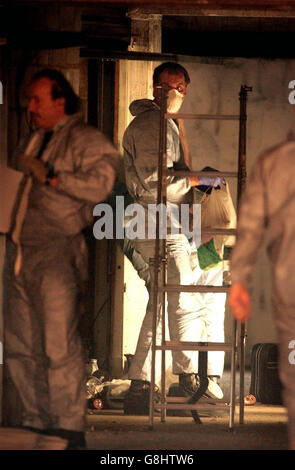 Kriminalpolizeiliche Teams untersuchen den Inhalt einer Tiefgarage, die unter der Wohnung liegt, die zuvor von Anti-Terror-Offizieren im Curtis House, New Southgate, überfallen wurde. Stockfoto