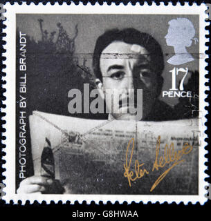 Vereinigtes Königreich - ca. 1985: Eine Briefmarke gedruckt in Großbritannien zeigt Peter Sellers - Foto von Bill Brandt, ca. 1985 Stockfoto