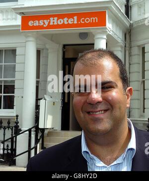 EasyJet-Gründer Stelios Hji-Ioannou vor seinem ersten schnörkellosen easyHotel in London. Stockfoto