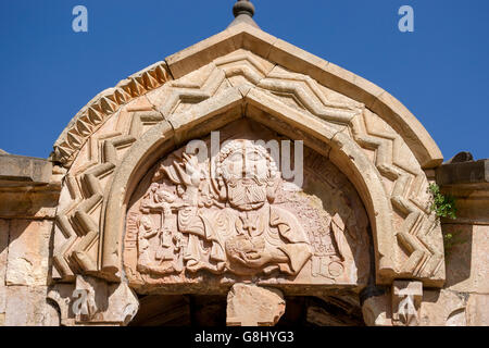 Einzigartiges Relief mit Gott dem Vater auf der Fassade der Surb Karapet Kirche im Kloster Noravank in Armenien Stockfoto