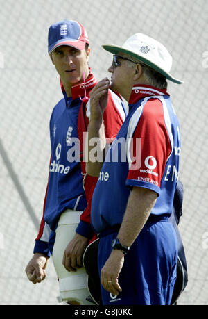 Der englische Kapitän Michael Vaughan (L) spricht mit Trainer Duncan Fletcher.