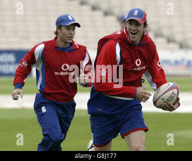 Der englische Kevin Pietersen spielt Rugby mit Geraint Jones (L) während einer Trainingseinheit. Stockfoto