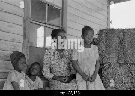 Pächter Familie auf Kabine Veranda, New Madrid County, Missouri, USA, Russell Lee, kann 1938 Stockfoto