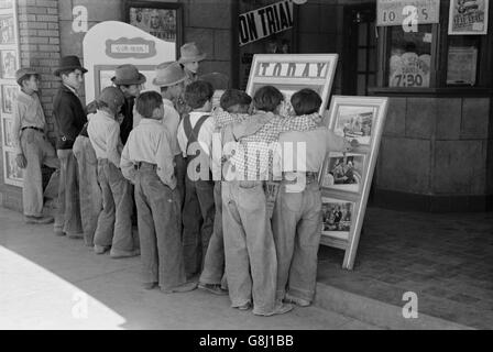 Kinder vor bewegten Bild Theater, Alpine, Texas, USA, Russell Lee, Mai 1939 Stockfoto