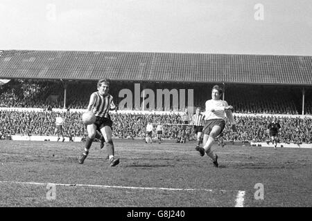 Tottenham Hotspur außen-links Cliff Jones (rechts) schießt am Southampton links-hinten Denis Hollywood vorbei, um Spurs' erstes Tor im First Division Match in der White Hart Lane zu erzielen. Stockfoto