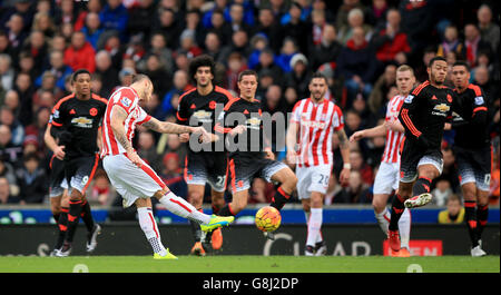 Marko Arnautovic von Stoke City erzielt beim Spiel der Barclays Premier League im Britannia Stadium, Stoke, das zweite Tor seines Spielers. Stockfoto