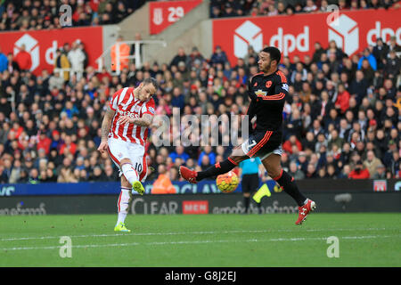 Stoke City / Manchester United - Barclays Premier League - Britannia Stadium. Marko Arnautovic von Stoke City erzielt das zweite Tor seines Spielers Stockfoto