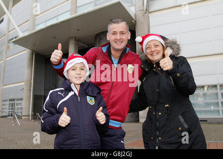 Hull City gegen Burnley - Sky Bet Championship - KC Stadium. Burnley-Fans vor dem KC-Stadion vor dem Sky Bet Championship-Spiel zwischen Hull City und Burnley. Stockfoto