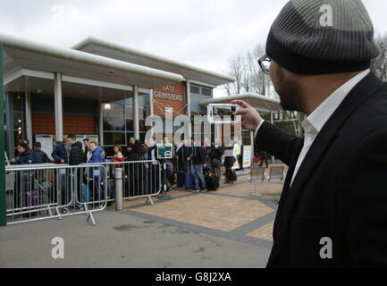 Am Bahnhof East Grinstead in Sussex stehen die Leute an, um einen Ersatzbus zwischen East Grinstead und dem Flughafen Gatwick zu erhalten, da der Gatwick Express während der Festtage nicht von London aus fährt. Stockfoto