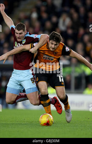 Hull City gegen Burnley - Sky Bet Championship - KC Stadium. Harry Maguire von Hull City (rechts) hält Burnleys Sam Vokes während des Sky Bet Championship-Spiels im KC Stadium, Hull, aus. Stockfoto