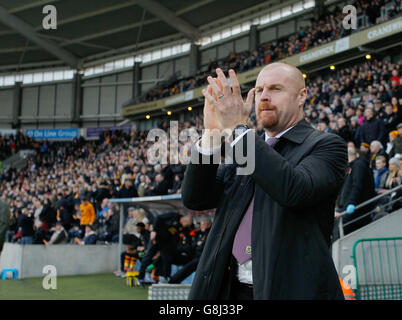 Burnley-Manager Sean Dyche applaudiert den Fans beim Sky Bet Championship-Spiel im KC Stadium, Hull. DRÜCKEN SIE VERBANDSFOTO. Bilddatum: Samstag, 26. Dezember 2015. Siehe PA Story SOCCER Hull. Das Foto sollte lauten: Richard Sellers/PA Wire. Stockfoto