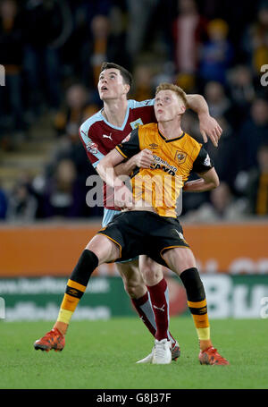 Burnleys Michael Keane (links) zerstochen mit Sam Clucas von Hull City während des Sky Bet Championship-Spiels im KC Stadium, Hull. DRÜCKEN SIE VERBANDSFOTO. Bilddatum: Samstag, 26. Dezember 2015. Siehe PA Story SOCCER Hull. Das Foto sollte lauten: Richard Sellers/PA Wire. Stockfoto