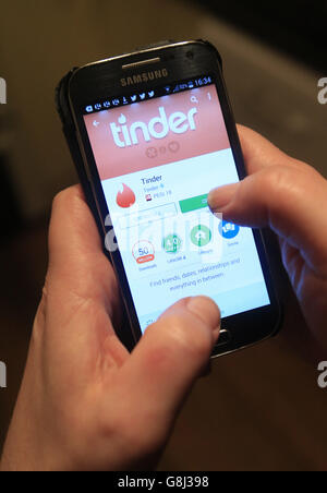 Dating-App-Bestand. Die Tinder-App wird auf einem Samsung-Smartphone verwendet. Stockfoto