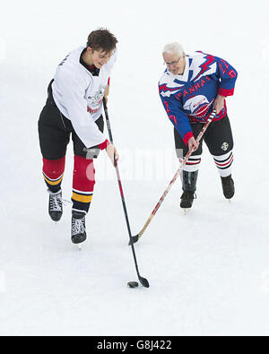 Piranhas Eishockey-Teammitglied Robert Grieve (rechts), 86, und Gastspieler Rory McMillan, 20, während eines Fotoalles, um neue Spieler für das Team in Glasgow on Ice in George Square, Glasgow, zu gewinnen. Stockfoto