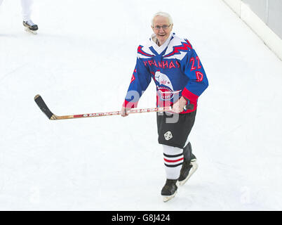 Piranhas Eishockey-Teammitglied Robert Grieve, 86, während einer Fotoanspielzeit, um neue Spieler für das Team in Glasgow on Ice in George Square, Glasgow zu gewinnen. Stockfoto