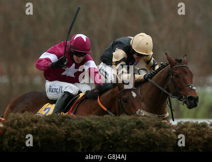 Nichols Canyon ridled by Ruby Walsh (rechts) nähert sich dem letzten mit Identity Thief, der von Bryan Cooper auf dem Weg zum Gewinn der Ryanair-Hürde am vierten Tag des Weihnachtsfestivals auf der Leopardstown Racecourse in Dublin gefahren wird. DRÜCKEN SIE VERBANDSFOTO. Bilddatum: Dienstag, 29. Dezember 2015. Siehe PA Geschichte RENNEN Leopardstown. Das Foto sollte lauten: Brian Lawless/PA Wire Stockfoto