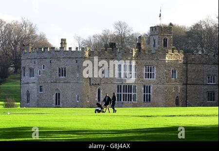 Ein Paar genießt die Nachmittagssonne im Leeds Castle in Kent, während sich das Land für stürmisches Wetter in den nächsten Tagen rührelt. Stockfoto