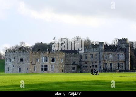 Ein Paar genießt die Nachmittagssonne im Leeds Castle in Kent, während sich das Land für stürmisches Wetter in den nächsten Tagen rührelt. Stockfoto