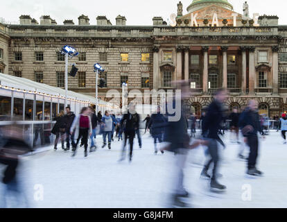 Winterwetter 29. Dezember 2015. Eislaufen im Somerset House in London. Stockfoto