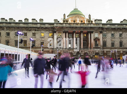 Winterwetter 29. Dezember 2015. Eislaufen im Somerset House in London. Stockfoto