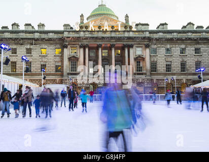 Winterwetter 29. Dezember 2015. Eislaufen im Somerset House in London. Stockfoto