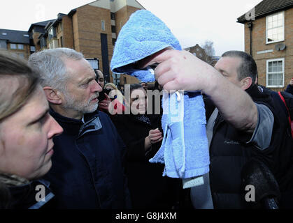Labour-Chef Jeremy Corbyn (zweite links) und der lokale Labour-Abgeordnete Rachael Maskell (links) sprechen bei seinem Besuch mit den Einheimischen, um sich die von Überschwemmungen betroffenen Gebiete in York anzusehen. Stockfoto