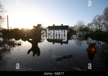 Winterwetter 31. Dezember 2015. Ein überflutetes Haus in Carrickobrien, Irland. Stockfoto