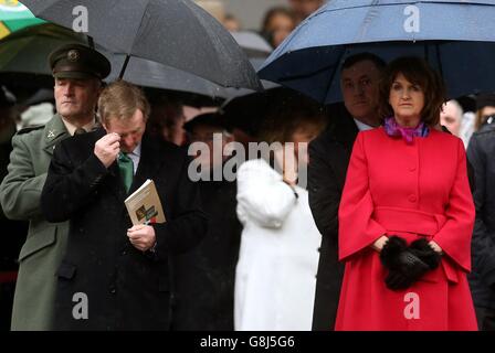 Taoiseach Enda Kenny (zweite links) mit Tanaiste Joan Burton (rechts) beim ersten großen Ereignis zum 100. Jahrestag des Aufstands von 1916 im Dublin Castle in Irland. Stockfoto